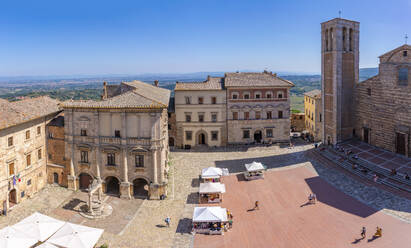 Blick auf die Piazza Grande vom Palazzo Comunale in Montepulciano, Montepulciano, Provinz Siena, Toskana, Italien, Europa - RHPLF29932