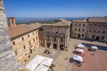 Blick auf die Piazza Grande vom Palazzo Comunale in Montepulciano, Montepulciano, Provinz Siena, Toskana, Italien, Europa - RHPLF29934