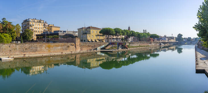 Blick auf Gebäude und Spiegelungen am Kanal von Rimini, Rimini, Emilia-Romagna, Italien, Europa - RHPLF29943