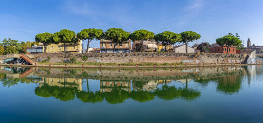 Blick auf Gebäude und Kiefern, die sich im Kanal von Rimini spiegeln, Rimini, Emilia-Romagna, Italien, Europa - RHPLF29946