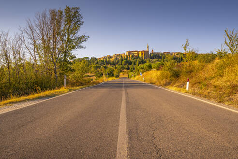 Blick auf die nach Pienza führende Straße, Pienza, Provinz Siena, Toskana, Italien, Europa - RHPLF29954