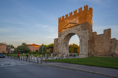 Blick auf den Augustusbogen (Arco d'Augusto) bei Sonnenuntergang, Rimini, Emilia-Romagna, Italien, Europa - RHPLF29958