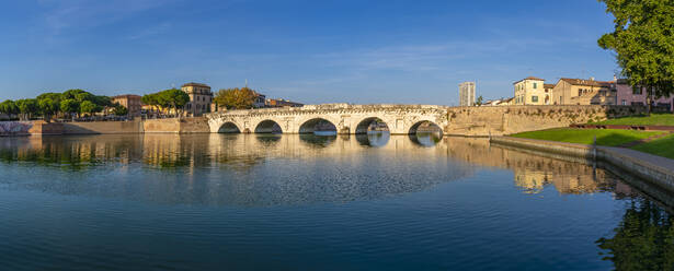 Blick auf die Ponte di Tiberio, die sich im Kanal von Rimini spiegelt, Rimini, Emilia-Romagna, Italien, Europa - RHPLF29961