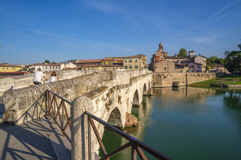 Blick auf die Ponte di Tiberio, die sich im Kanal von Rimini spiegelt, von Borgo San Giuliano, Rimini, Emilia-Romagna, Italien, Europa - RHPLF29962
