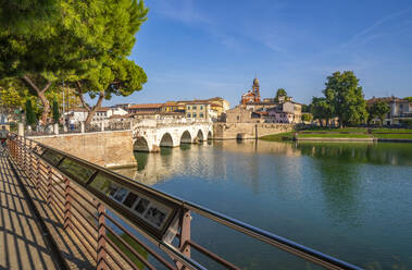 Blick auf die Ponte di Tiberio, die sich im Kanal von Rimini spiegelt, von Borgo San Giuliano, Rimini, Emilia-Romagna, Italien, Europa - RHPLF29965