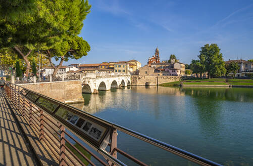 Blick auf die Ponte di Tiberio, die sich im Kanal von Rimini spiegelt, von Borgo San Giuliano, Rimini, Emilia-Romagna, Italien, Europa - RHPLF29965