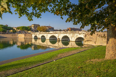 Blick auf die Ponte di Tiberio, die sich im Kanal von Rimini spiegelt, Rimini, Emilia-Romagna, Italien, Europa - RHPLF29970