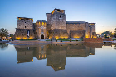 Blick auf das Castel Sismondo, das sich in einem Zierwasserbecken in der Abenddämmerung spiegelt, Rimini, Emilia-Romagna, Italien, Europa - RHPLF29972