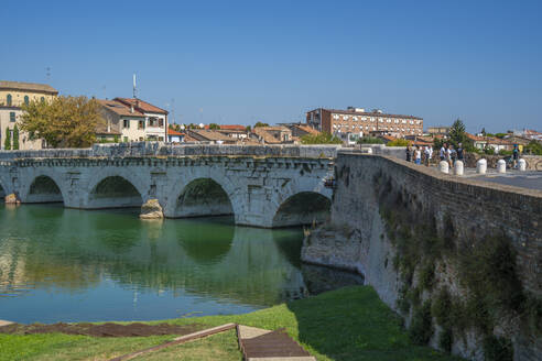 Blick auf die Ponte di Tiberio, die sich im Kanal von Rimini im Stadtteil Borgo San Giuliano in Rimini spiegelt, Rimini, Emilia-Romagna, Italien, Europa - RHPLF29973