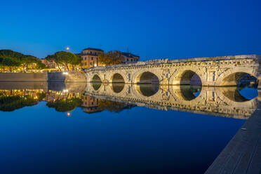 Blick auf die Ponte di Tiberio, die sich im Kanal von Rimini im Stadtteil Borgo San Giuliano in der Abenddämmerung spiegelt, Rimini, Emilia-Romagna, Italien, Europa - RHPLF29974