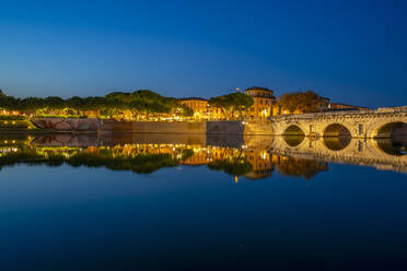 Blick auf die Ponte di Tiberio, die sich im Kanal von Rimini im Stadtteil Borgo San Giuliano in der Abenddämmerung spiegelt, Rimini, Emilia-Romagna, Italien, Europa - RHPLF29977