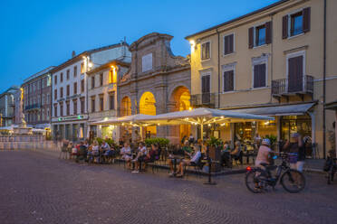 Blick auf ein Restaurant auf der Piazza Cavour in Rimini in der Abenddämmerung, Rimini, Emilia-Romagna, Italien, Europa - RHPLF29978