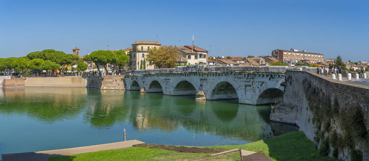 Blick auf die Ponte di Tiberio, die sich im Kanal von Rimini im Stadtteil Borgo San Giuliano in Rimini spiegelt, Rimini, Emilia-Romagna, Italien, Europa - RHPLF29979