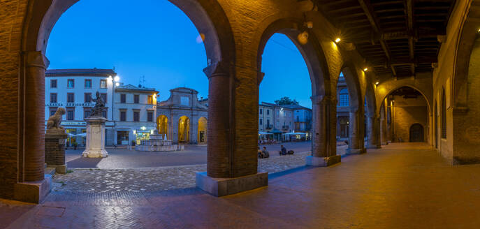 Blick auf die Piazza Cavour von den Bögen des Palazzo del Podesta in Rimini in der Abenddämmerung, Rimini, Emilia-Romagna, Italien, Europa - RHPLF29980