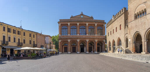 Ansicht des Teatro Amintore Galli und des Palazzo del Podesta auf der Piazza Cavour in Rimini, Rimini, Emilia-Romagna, Italien, Europa - RHPLF29981