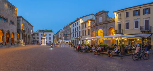 Blick auf ein Restaurant auf der Piazza Cavour in Rimini in der Abenddämmerung, Rimini, Emilia-Romagna, Italien, Europa - RHPLF29982