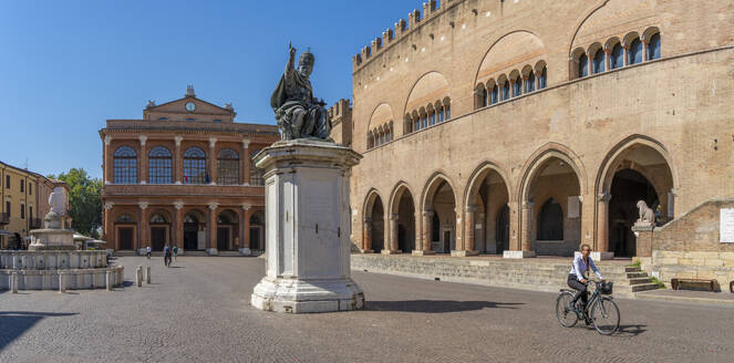 Ansicht des Teatro Amintore Galli und des Palazzo del Podesta auf der Piazza Cavour in Rimini, Rimini, Emilia-Romagna, Italien, Europa - RHPLF29983