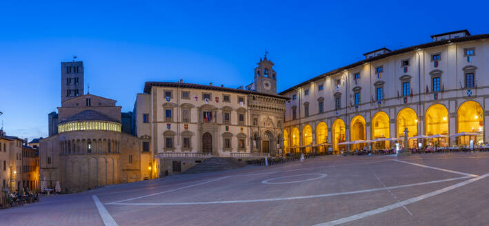 Blick auf die Architektur der Piazza Grande in der Abenddämmerung, Arezzo, Provinz Arezzo, Toskana, Italien, Europa - RHPLF29987