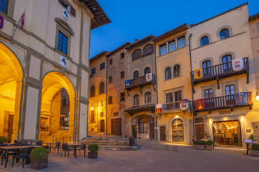 Blick auf die Architektur der Piazza Grande in der Abenddämmerung, Arezzo, Provinz Arezzo, Toskana, Italien, Europa - RHPLF29990