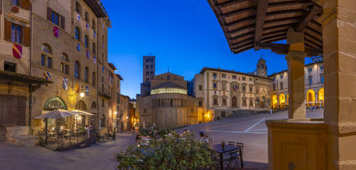 Blick auf die Architektur der Piazza Grande in der Abenddämmerung, Arezzo, Provinz Arezzo, Toskana, Italien, Europa - RHPLF29992