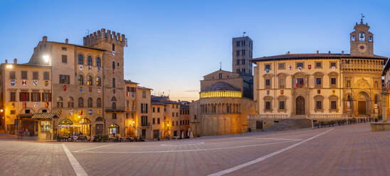 Blick auf die Architektur der Piazza Grande in der Abenddämmerung, Arezzo, Provinz Arezzo, Toskana, Italien, Europa - RHPLF29994
