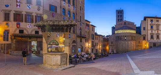 Blick auf die Architektur der Piazza Grande in der Abenddämmerung, Arezzo, Provinz Arezzo, Toskana, Italien, Europa - RHPLF29996