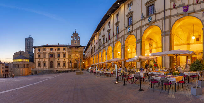 Blick auf die Architektur der Piazza Grande in der Abenddämmerung, Arezzo, Provinz Arezzo, Toskana, Italien, Europa - RHPLF29998