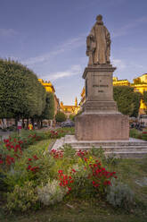 Blick auf die Statue von Guido Monaco auf dem Guido-Monaco-Platz, Arezzo, Provinz Arezzo, Toskana, Italien, Europa - RHPLF30003