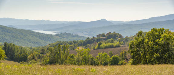 Blick auf Schloss und Landschaft bei Viamaggio, Provinz Arezzo, Toskana, Italien, Europa - RHPLF30005