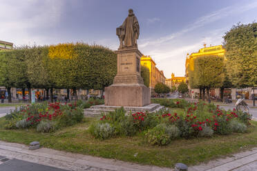 Blick auf die Statue von Guido Monaco auf dem Guido-Monaco-Platz, Arezzo, Provinz Arezzo, Toskana, Italien, Europa - RHPLF30008