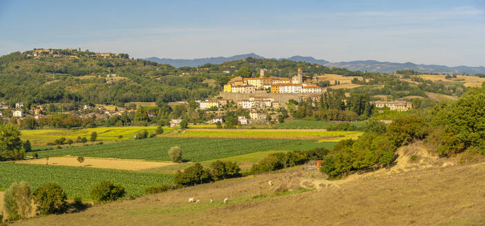 Blick auf Monterchi und die umliegende Landschaft, Provinz Arezzo, Toskana, Italien, Europa - RHPLF30009