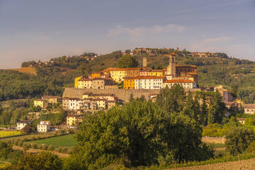 Blick auf Monterchi und die umliegende Landschaft, Provinz Arezzo, Toskana, Italien, Europa - RHPLF30010