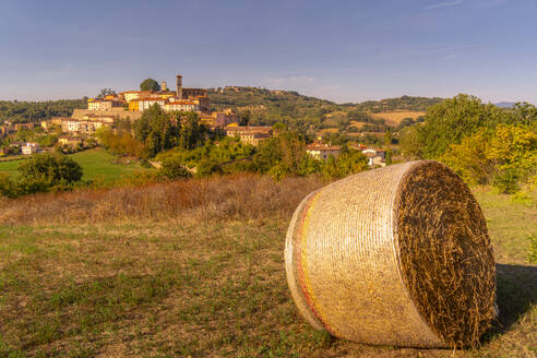 Blick auf Monterchi und die umliegende Landschaft, Provinz Arezzo, Toskana, Italien, Europa - RHPLF30014