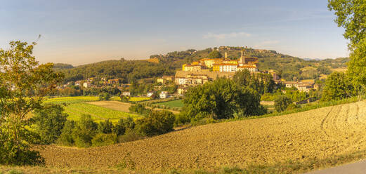 Blick auf Monterchi und die umliegende Landschaft, Provinz Arezzo, Toskana, Italien, Europa - RHPLF30015