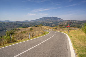 Blick auf die kurvenreiche Straße bei Torraccia und San Marino im Hintergrund, San Marino, Italien, Europa - RHPLF30022