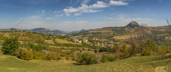 Blick auf Bäume und Landschaften in Richtung San Leo, Provinz San Rimini, Emilia-Romagna, Italien, Europa - RHPLF30028