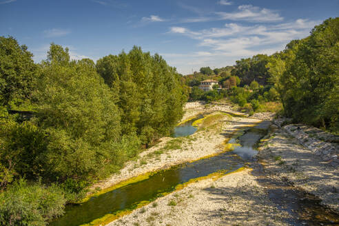 Blick auf den Fluss von Ponte Santa Maria Maddalena, Provinz San Rimini, Emilia-Romagna, Italien, Europa - RHPLF30030