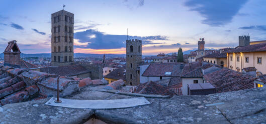 Blick auf die Skyline und die Dächer der Stadt vom Palazzo della Fraternita dei Laici in der Abenddämmerung, Arezzo, Provinz Arezzo, Toskana, Italien, Europa - RHPLF30040