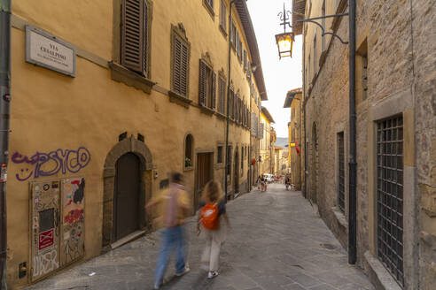 Blick auf eine schmale Straße in der Nähe des Doms von Arezzo, Arezzo, Provinz Arezzo, Toskana, Italien, Europa - RHPLF30043