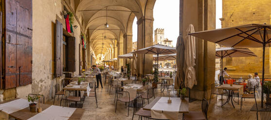 Blick auf das Restaurant auf der Piazza Grande, Arezzo, Provinz Arezzo, Toskana, Italien, Europa - RHPLF30047