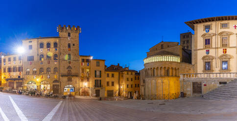 Blick auf die Architektur der Piazza Grande in der Abenddämmerung, Arezzo, Provinz Arezzo, Toskana, Italien, Europa - RHPLF30048