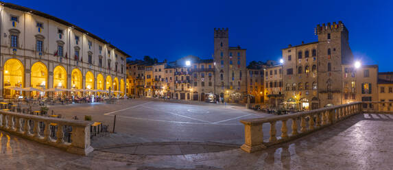 Blick auf die Architektur der Piazza Grande in der Abenddämmerung, Arezzo, Provinz Arezzo, Toskana, Italien, Europa - RHPLF30049