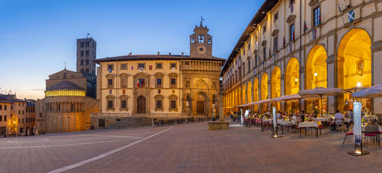 Blick auf die Architektur der Piazza Grande in der Abenddämmerung, Arezzo, Provinz Arezzo, Toskana, Italien, Europa - RHPLF30050