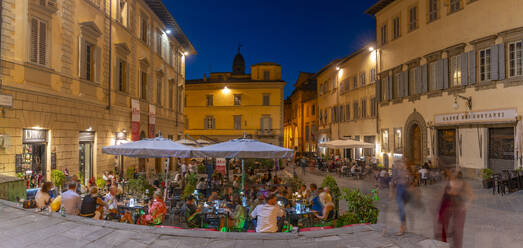 View of restaurant in Piazza San Francesco at dusk, Arezzo, Province of Arezzo, Tuscany, Italy, Europe - RHPLF30052