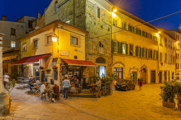 Blick auf Architektur und Restaurant in einer engen Straße in der Abenddämmerung, Arezzo, Provinz Arezzo, Toskana, Italien, Europa - RHPLF30056