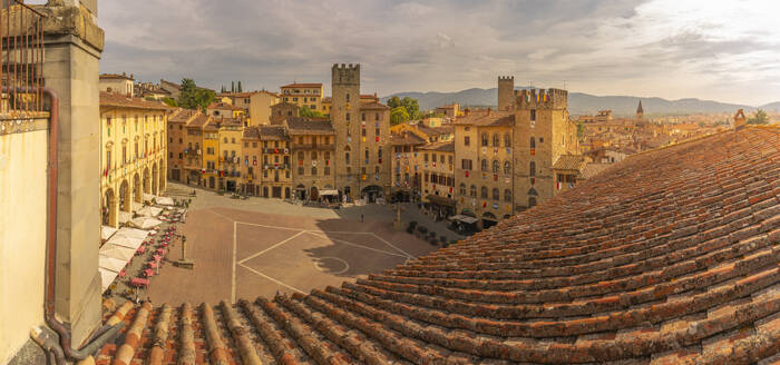 Blick auf die Piazza Grande vom Palazzo della Fraternita dei Laici, Arezzo, Provinz Arezzo, Toskana, Italien, Europa - RHPLF30059