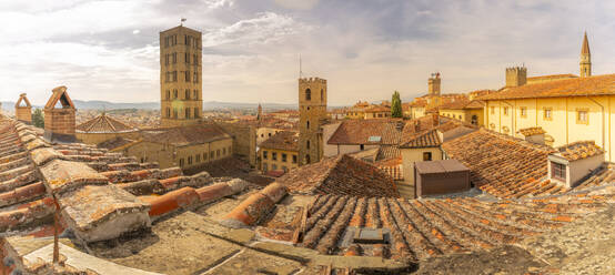 Blick auf die Skyline und die Dächer der Stadt vom Palazzo della Fraternita dei Laici, Arezzo, Provinz Arezzo, Toskana, Italien, Europa - RHPLF30060