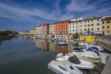 Blick auf bunte Gebäude und Kanal, Livorno, Provinz Livorno, Toskana, Italien, Europa - RHPLF30066