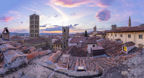 Blick auf die Skyline und die Dächer der Stadt vom Palazzo della Fraternita dei Laici bei Sonnenuntergang, Arezzo, Provinz Arezzo, Toskana, Italien, Europa - RHPLF30076