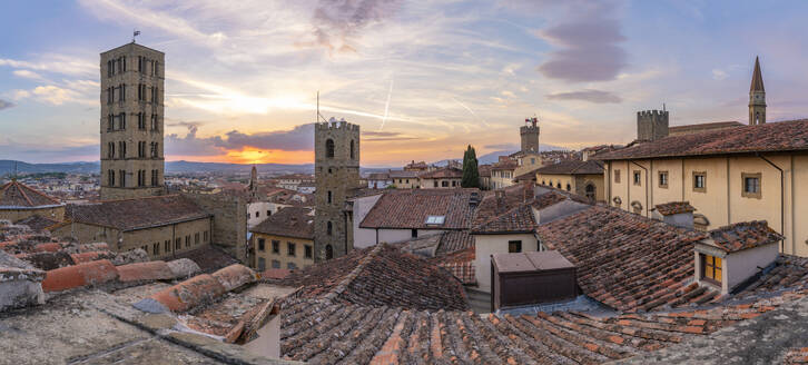 Blick auf die Skyline und die Dächer der Stadt vom Palazzo della Fraternita dei Laici bei Sonnenuntergang, Arezzo, Provinz Arezzo, Toskana, Italien, Europa - RHPLF30077